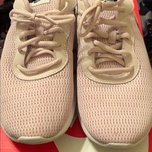 Pink/Navy Tanjun gym shoe